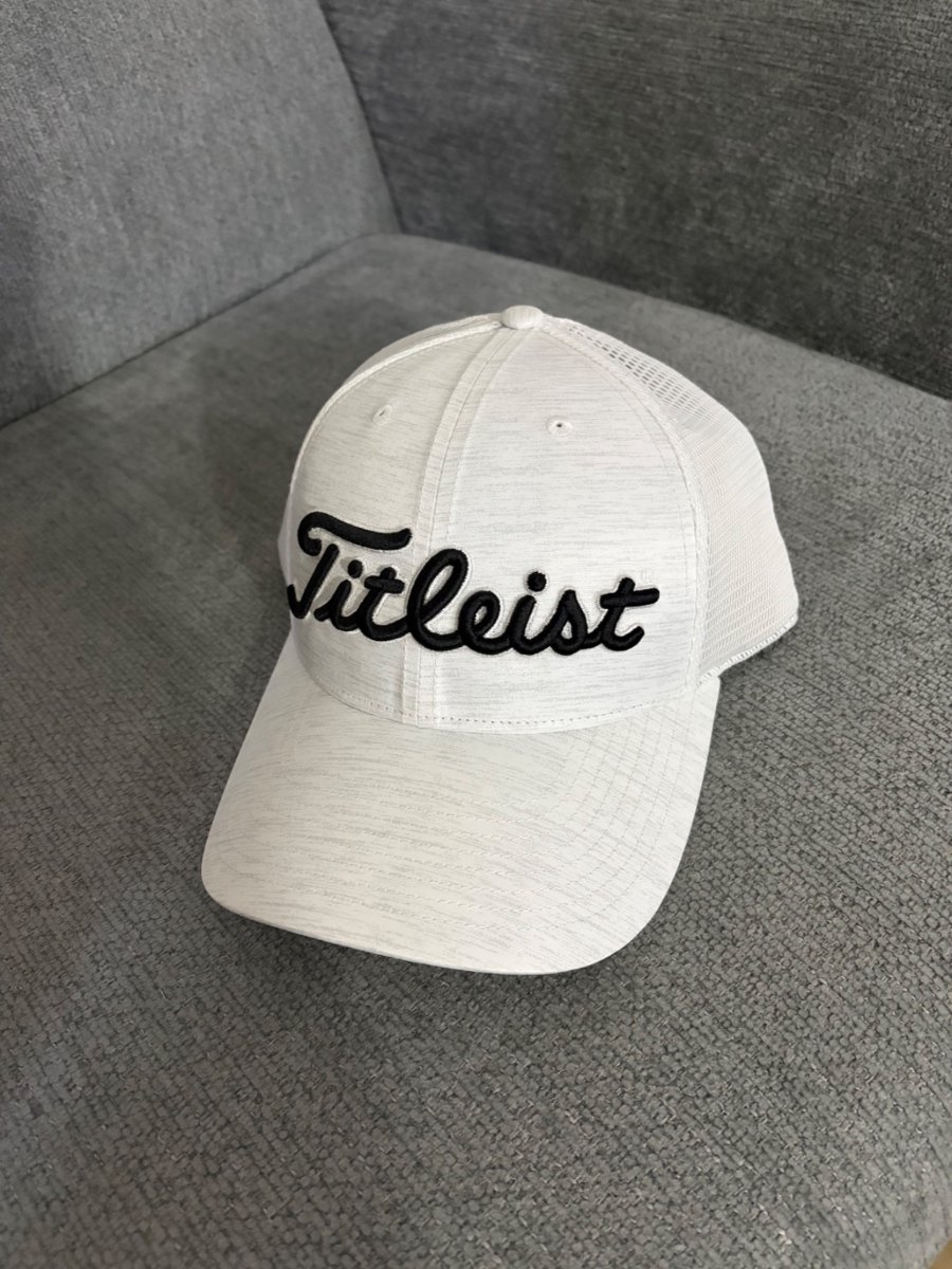 Gorra de golf Titleist blanca